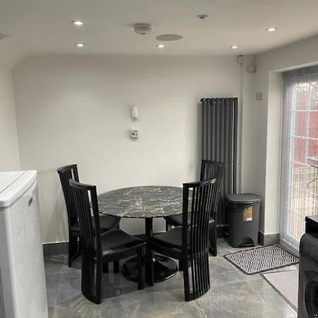 2 Bed House Sleeps 4-5 Villa Ливърпул Екстериор снимка