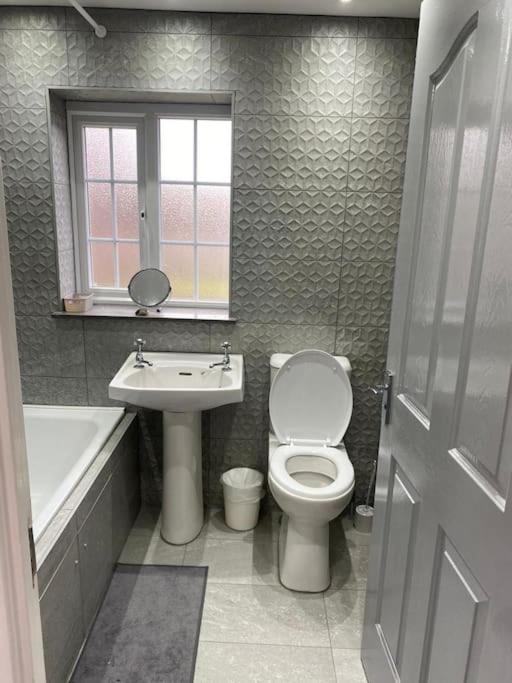2 Bed House Sleeps 4-5 Villa Ливърпул Екстериор снимка